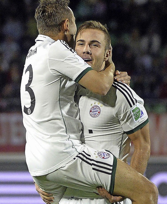 Mario Gtze (rechts) erzielte das 3:0 ... mit dem deutschen Nationalspieler.     | Foto: dpa