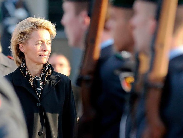 Eine Frage der Haltung: Die Soldaten und ihre neue Chefin Ursula von der Leyen   | Foto: DPA