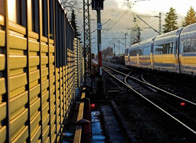 Schallschutzwand an der Bahnstrecke bei Bad Krozingen.  | Foto: Gollrad