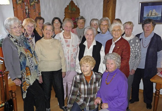 Die Seniorinnen-Tanzgruppe Staufen mit...s)  feierte ihr 20-jhriges Bestehen.   | Foto: Manfred Burkert