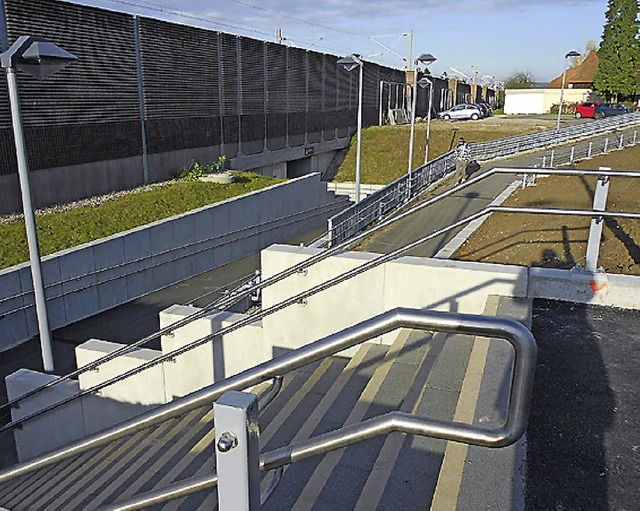 Senioren loben die Gelnder am Bahnhalt Eimeldingen.   | Foto: vl