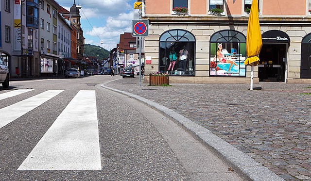 Ist diese Bordsteinkante fr Rollstuhl...in Stadtplan im Internet beantworten.   | Foto: Zahn
