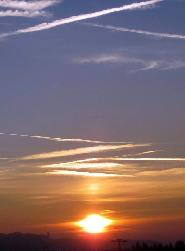 Typisches Bild der ersten zwlf Dezemb...ter Sonnenaufgang mit Kondensstreifen.  | Foto: Helmut Kohler