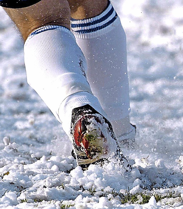 Bei Schnee kann der jetzige Rasenplatz...Bergalingen oft nicht bespielt werden.  | Foto: D. Reinhardt