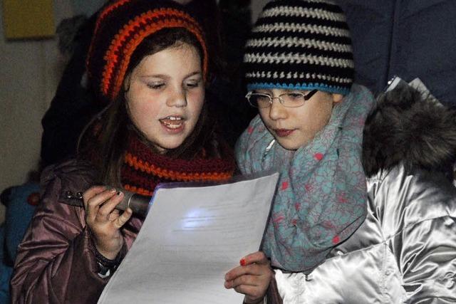 Kinder tragen ihren 