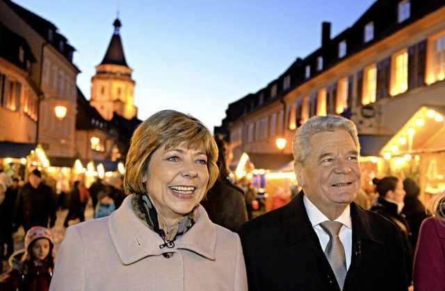 Joachim Gauck  schlendert mit Partnerin durch Gengenbach.   | Foto: dpa