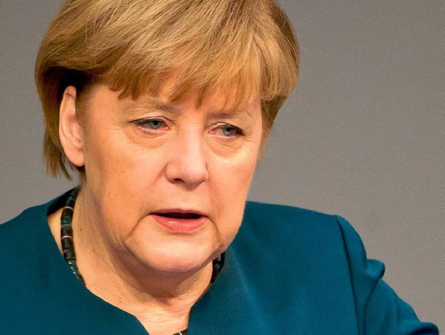 Merkel redet im Bundestag.   | Foto: dpa