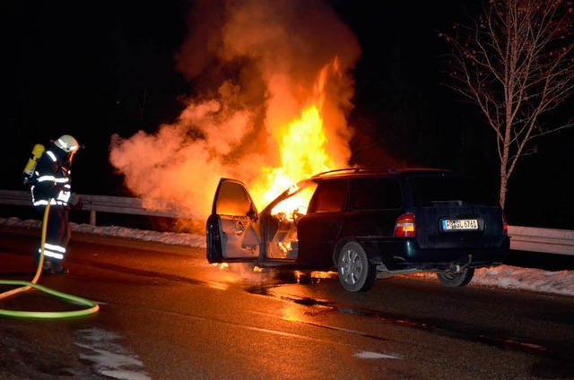 Vollbrand auf der B 31: Der Motor dies...ltzlich, der Fahrer blieb unverletzt.  | Foto: kamera 24