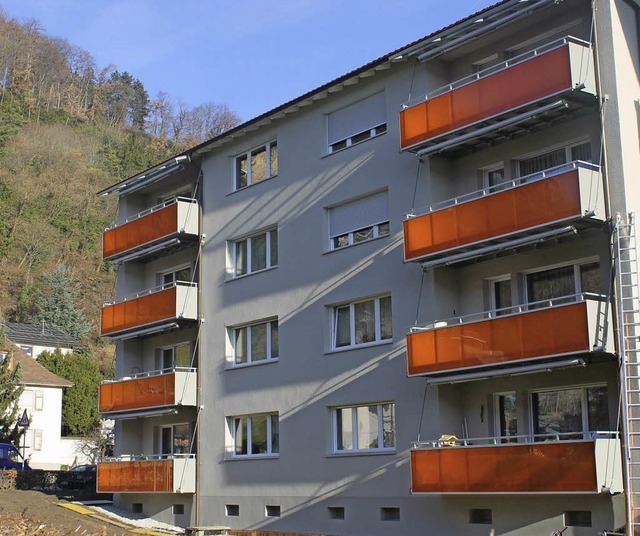 Blickfang: die neuen, greren Balkone mit schmucker Glasverblendung  | Foto: Albert greiner