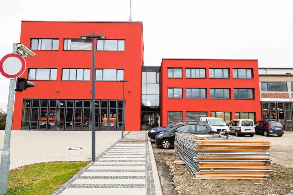 Der 2011 eingeweihte Neubau mit der Integrierten Leitstelle, erkennbar an der feuerroten Fassade, grenzt an die Staudingerstraße. (Foto: Dominic Rock) Der 2011 eingeweihte Neubau mit der Integrierten Leitstelle, erkennbar an der feuerroten Fassade, grenzt an die Staudingerstraße. (Foto: Dominic Rock)