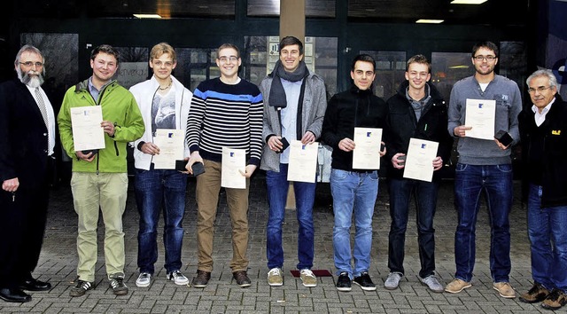 Die Preistrger mit GHSE-Schulleiter H...skoordinator Karlheinz Kleile (rechts)  | Foto: GHSE