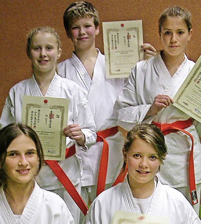 Die Karatekas (von links): Annika Stie...er, Lia Willenbrock und Mira Schlegel   | Foto: Privat