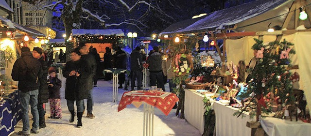 Der Weihnachtsmarkt  am vierten Advent... Genssen  und winterlichem Ambiente.   | Foto: Weber