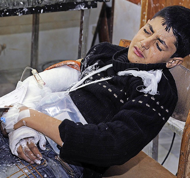 Kein Tag vergeht ohne Bilder wie diese...r verletzten Kind im syrischen Krieg.   | Foto: dpa