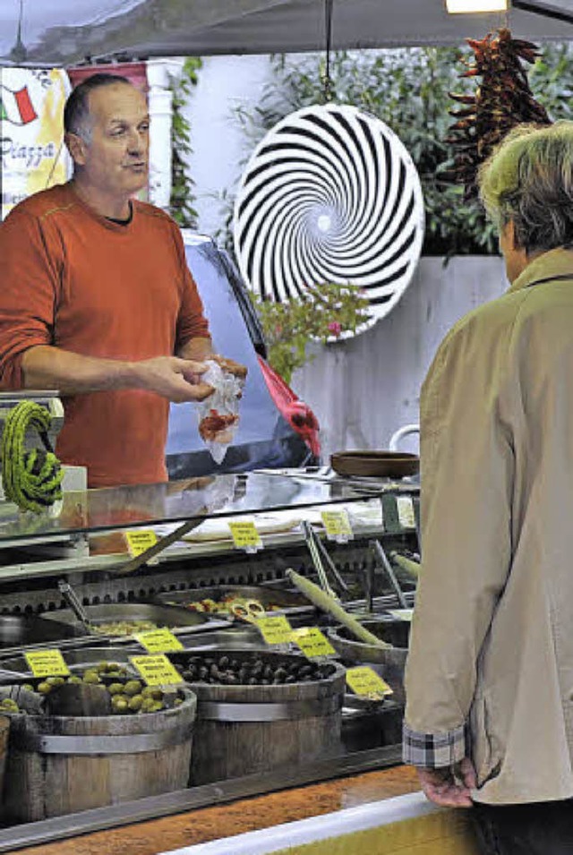 Roland Petitdemange an seinem Olivenstand auf dem Kirchzartener Wochenmarkt.   | Foto: Franziska Lffler