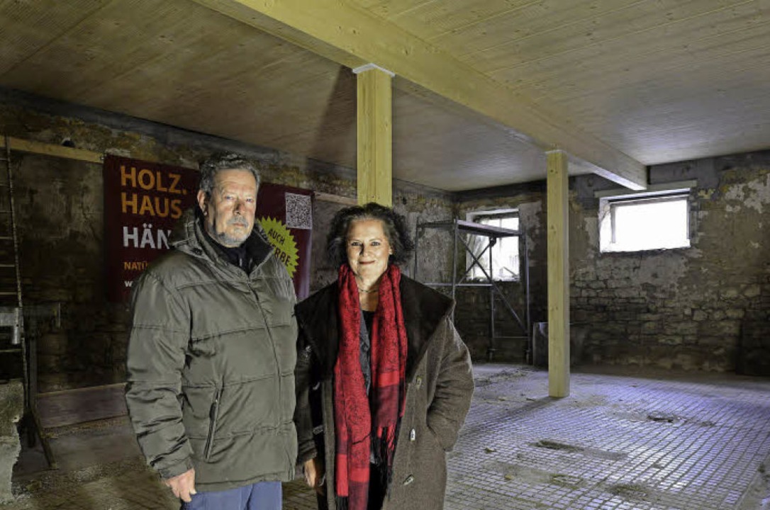 Peter Rothfuss und Carola Sonne unter ...der Sanierung einmal aussehen könnte.   | Foto: Ingo Schneider