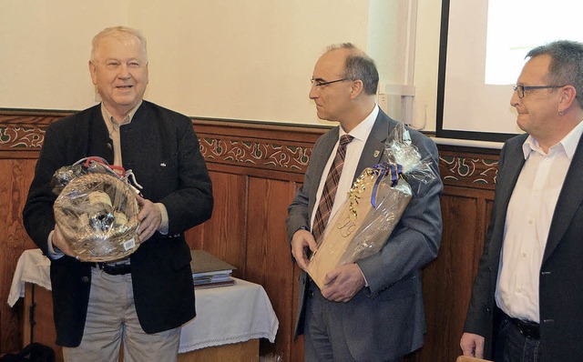 Danke und adieu fr Stadtrat Karl Schr...-Sprecher  Michael Meier (von links).   | Foto: Bernd Fackler