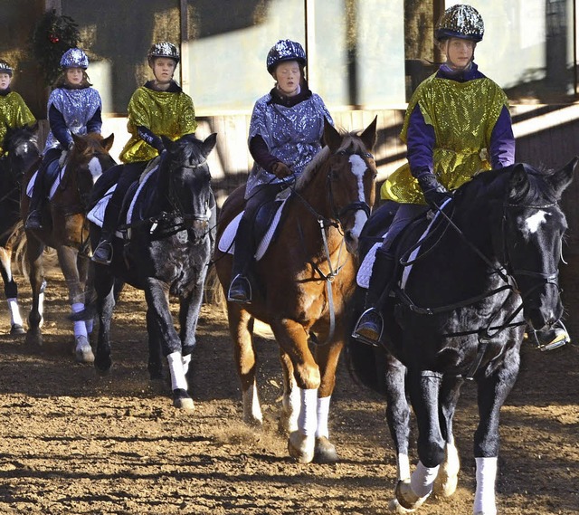 Beim Weihnachtsreiten des Reitvereins ...Quadrille Gold und Silber ihr Knnen.   | Foto: privat / pab