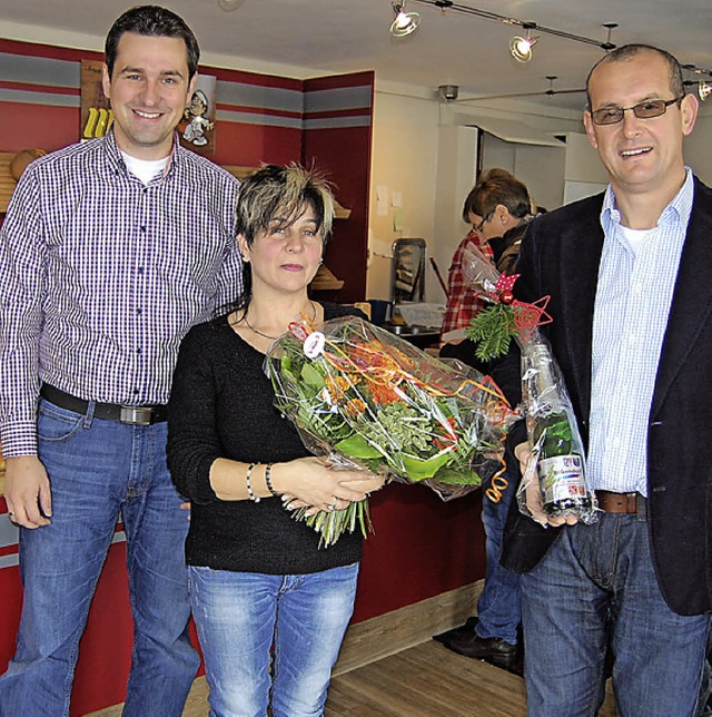 Zur Erffnung gratulieren Brgermeiste... Klaus Schfer (rechts) Elke Gralow .   | Foto: bbr