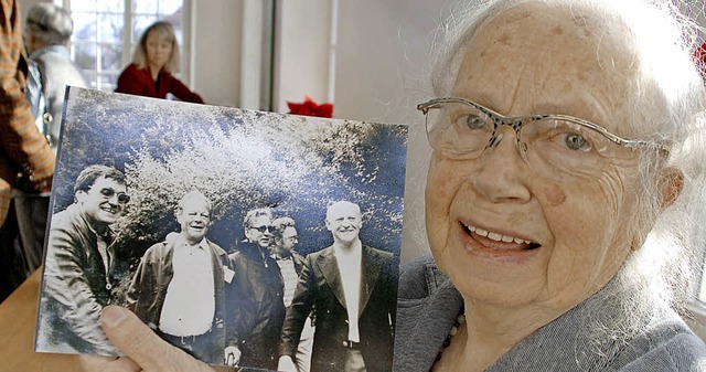 Liselotte Klettner mit ihrem Erinnerungsfoto von 1977   | Foto: gertrude siefke