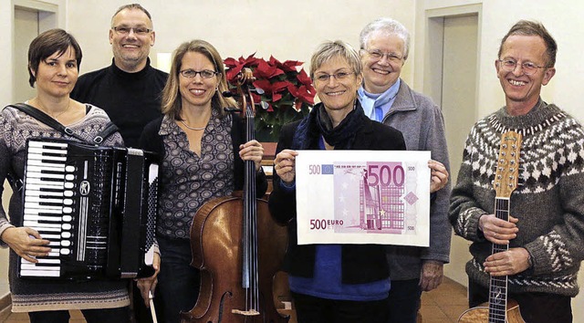 Ein Scheck macht Freude: Die Folkloreg...fer, Dorothea Schaub und Klaus Opitz.   | Foto: Hans-Jrgen Hege