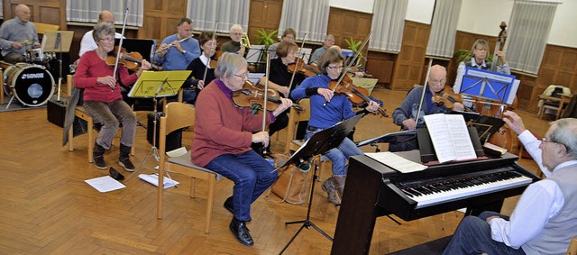 Maestro Walter Jger gibt den Einsatz: Salonorchester-Probe in Kollnau.   | Foto: B. Fackler