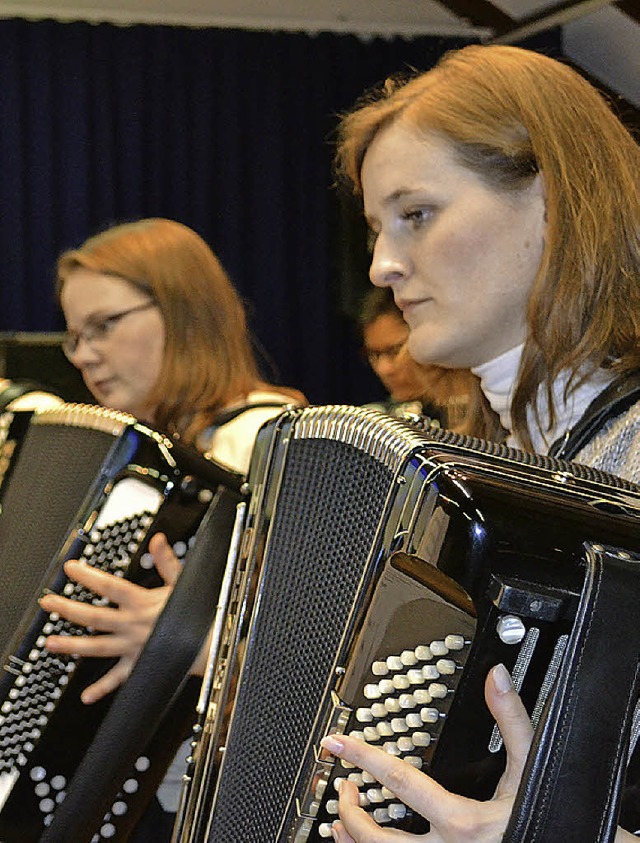 Das Harmonika-Orchester Schnau spielte ein eindrucksvolles Weihnachtskonzert.   | Foto: Berger