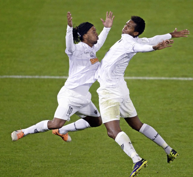 Ronaldinho (links) feiert mit seinem T...a aber nicht zum Finaleinzug reichte.   | Foto: afp