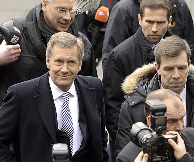 Christian Wulff auf dem Weg ins Gericht  | Foto: dpa