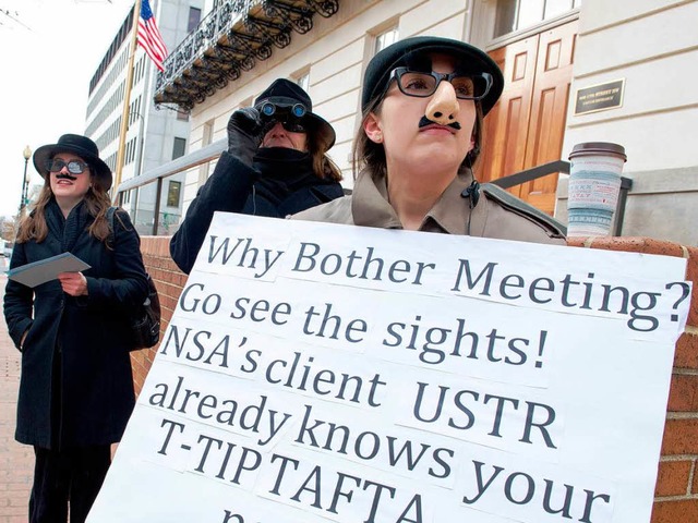 Als Spione verkleidet protestieren US-Brger in Washington gegen die NSA.   | Foto: AFP