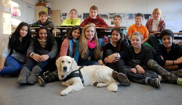 Die Klasse 6 b der Waldbachschule freu...in Katrin Knoth ber Schulhund Lavina.  | Foto: Gertrude Siefke