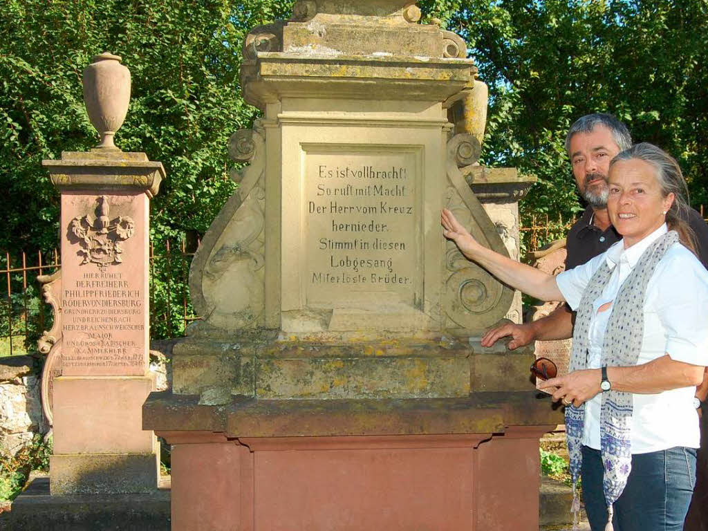 Erstmals laden Stefani Freifrau Roeder von Diersburg und Hans-Christian Freiherr Roeder von Diersburg  zur Fhrung ber den Friedhof der Guts.