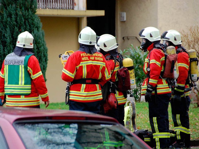 Feuerwehrleute sichern das Gebude in der Blserstrae 66.  | Foto: Herbert Frey