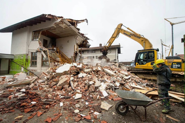 Nach der Flut nicht mehr zu retten &#8...hnhaus in Fischerdorf wird abgerissen.  | Foto: dpa
