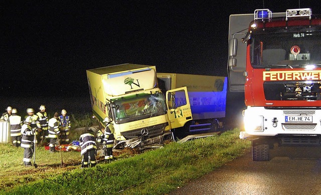 Bei einem Unfall in der  Nacht zum Fre...und weitere technische Hilfe  leisten.  | Foto: Feuerwehr herbolzheim