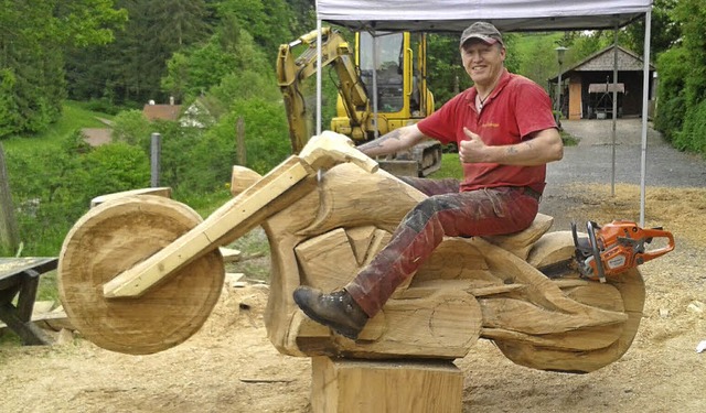 Der Friesenheimer Sgeknstler Michael... auf seiner Harley Davidson aus Holz.   | Foto: Tom Jacob