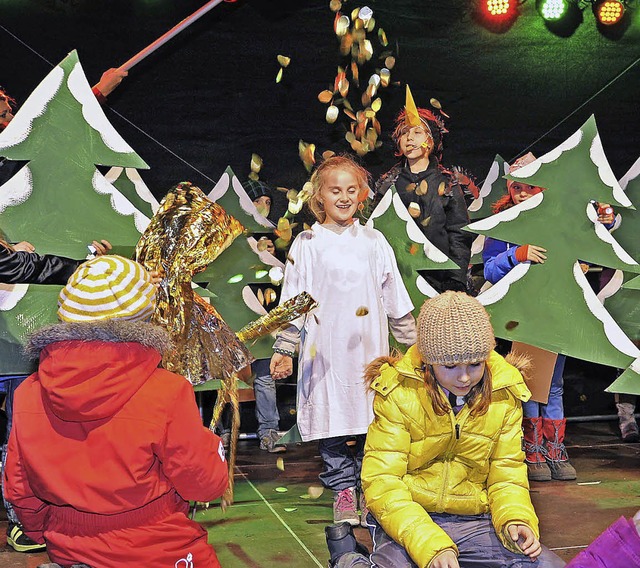 Richtige Sterntaler rieselten bei der Theaterauffhrung vom Himmel.   | Foto: B. Rein