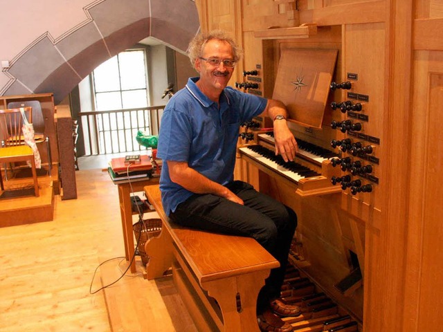 Gerhard Gnann an der Orgel der Kirche St. Martin in Staufen  | Foto: Hans Jrgen Kugler