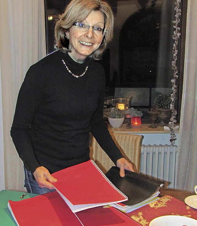Sylvia Baumann mit den vielen Textbchern.   | Foto: beatrice Scherer