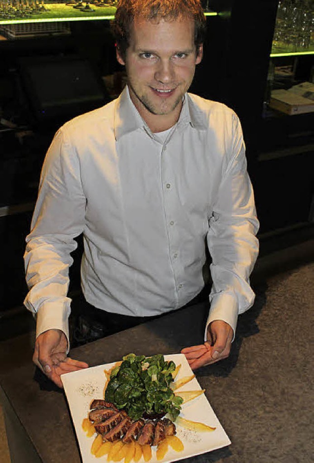 Steffen Kind mit dem Festsalat mit Entenbrust.   | Foto: schneberg