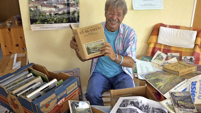 Bernd Schostak mit einem Teil seiner St. Blasien-Sammlung.  | Foto: Peter Krempin