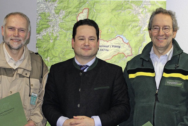 Minister Alexander Bonde (Mitte) mit W...chlund (links) und Thomas Waldenspuhl   | Foto: Ministerium