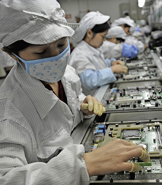 Immer wieder in der Kritik: Arbeitsbed...i chinesischen Elektronikzulieferern.   | Foto: dpa
