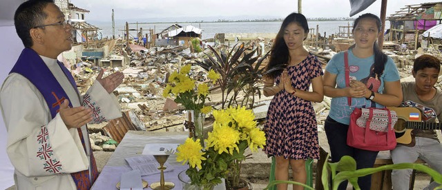 Der Glauben spielt auf den Philippinen... Taifun Haiyan im November gefordert.   | Foto: AFP