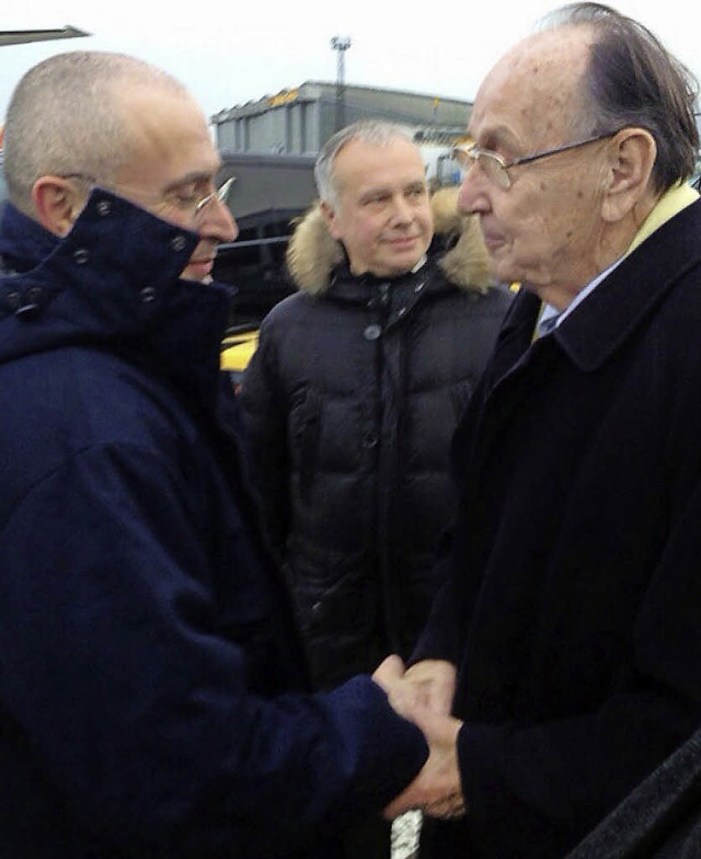 Hans-Dietrich Genscher begrt Michail Chodorkowski.  | Foto: dpa