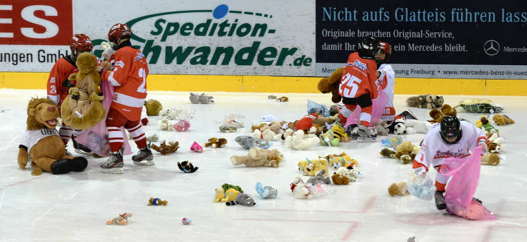 Eishockeyfans lassen beim zweiten Teddy Bear Toss fast 1.700 Kuscheltiere fr einen guten Zweck auf die Eisflche regnen.