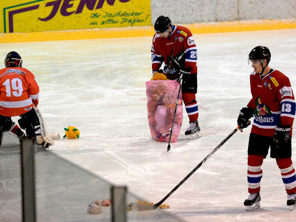 Die Spieler des EHC Freiburg sammeln exakt 1.678 Kuscheltiere.