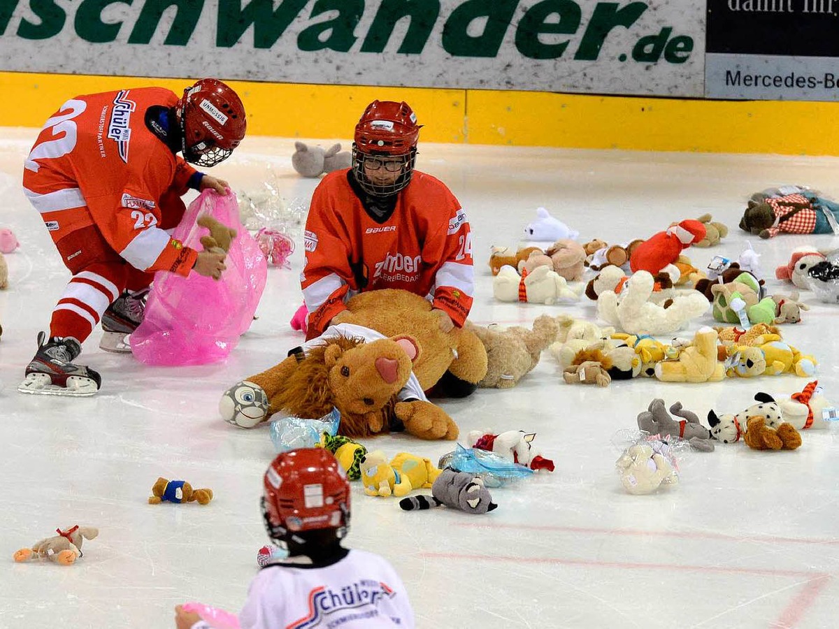 Eishockeyfans lassen beim zweiten Teddy Bear Toss fast 1.700 Kuscheltiere fr einen guten Zweck auf die Eisflche regnen.