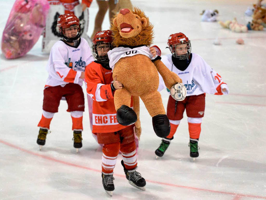 Jedes Stofftier bekommt ein neues Zuhause. Dafr sorgt der Partner der Teddy Bear Toss-Aktion, der Verein „Kinder helfen Kindern e.V.“