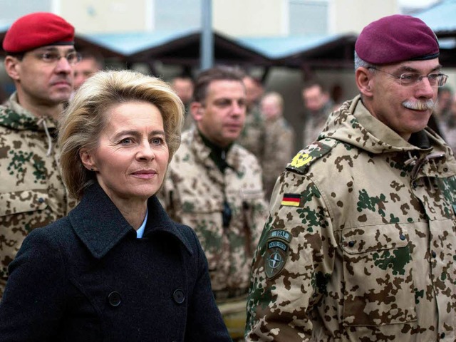 Ohne Helm und Weste: Von der Leyen vor Weihnachten in Afghanistan.  | Foto: AFP